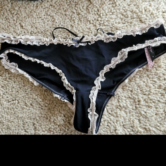 Victoria's Secret Lace Bra Panty Set NEW! - Picture 3 of 6